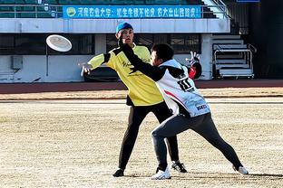 记者：水庆霞目前还是女足主帅，本土教练组成员率队赴美国集训